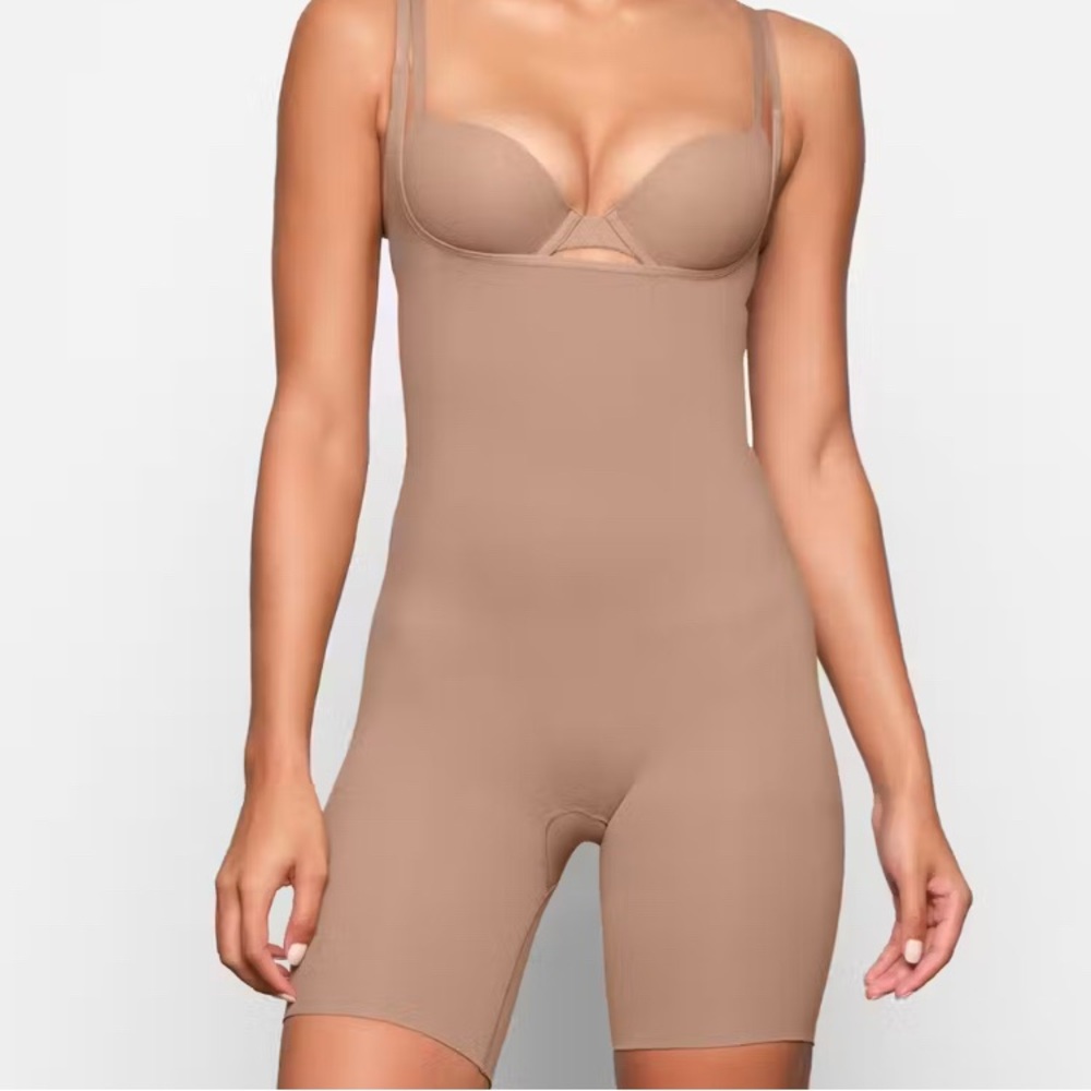Skims Seamless Sculpt Open Bust Shortie NWOT NEVER WORN Size L Clay Color